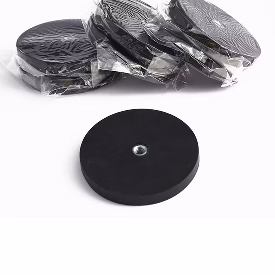 Магнит с круглым основанием, покрытый неодимовой резиной.