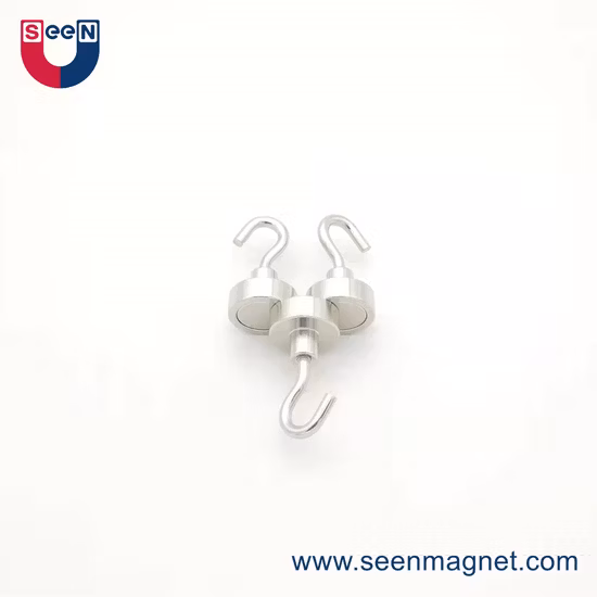 Небольшой магнитный крючок диаметром 20 мм для подвешивания с блестящей серебряной поверхностью.